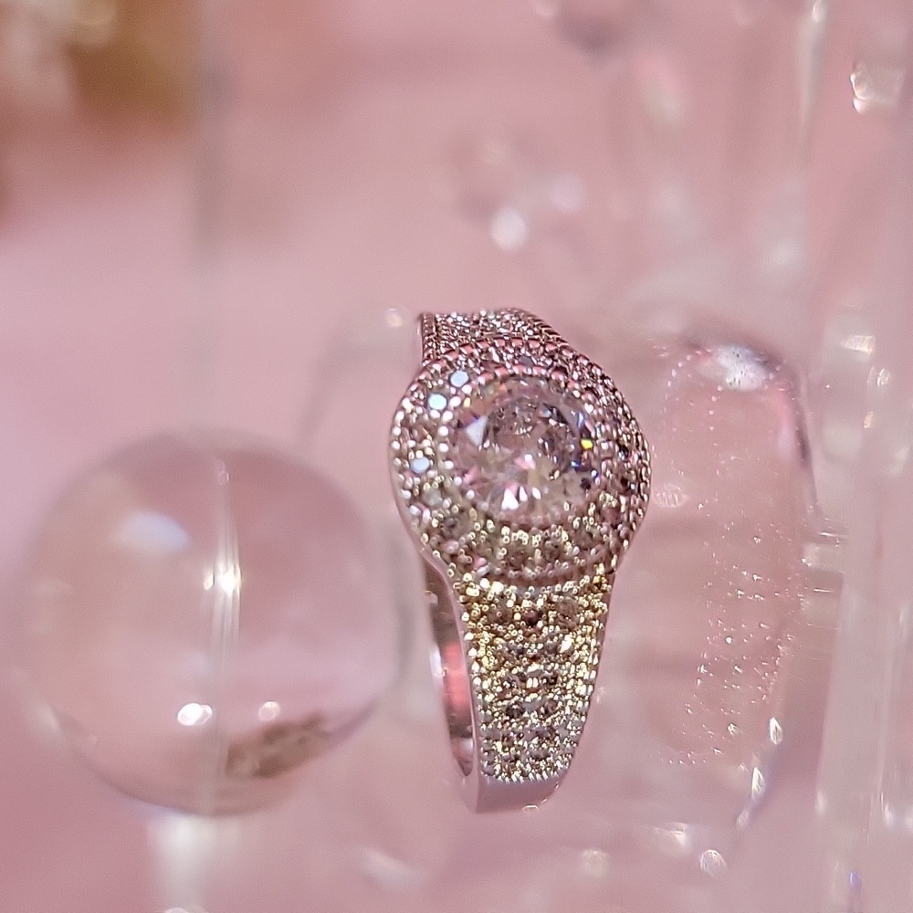 Moisenite and Sterling Silver Stunning Ring.